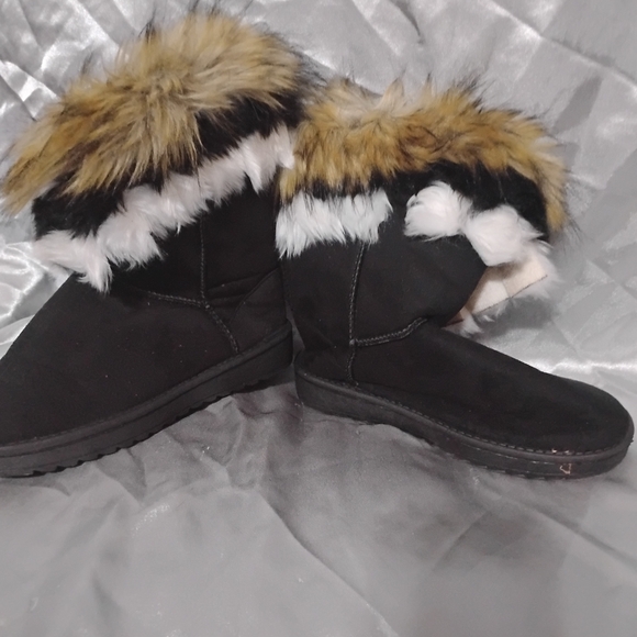 Women's Faux Fur Winter Boots - Black and Brown - Picture 10 of 12